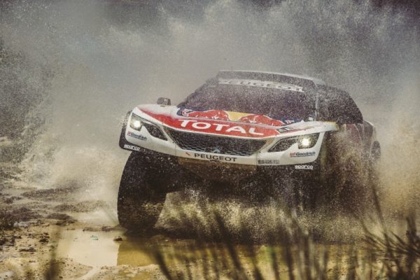 Rally Dakar, Day 2: Loeb porta in testa la 3008 DKR, Price surclassa tutti nelle Moto
