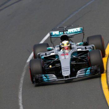 Lewis Hamilton si prende la pole in Australia, ma Vettel porta la Ferrari in prima fila! Buon esordio per Giovinazzi