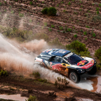 Nel Day 7 della Dakar Sainz vince, Peterhansel rompe! Barreda è primo nelle moto, ma quel ginocchio…