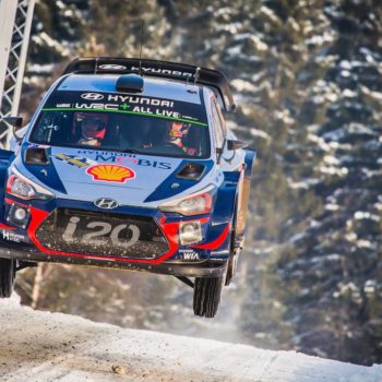 Neuville porta a casa vittoria e leadership del campionato. Ogier gioca con le penalità