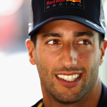 Ricciardo e la Red Bull sfidano le Mercedes: primo nelle FP1, ma partirà ultimo