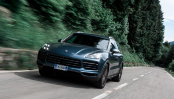 Porsche Cayenne S: oltre le leggi della fisica