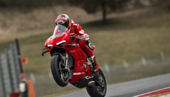 37-ducati-panigale-v4-r-action