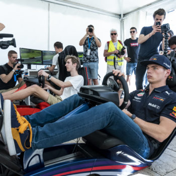 Rovina il giro virtuale a Max Verstappen: lui si ferma, lo aspetta e lo sperona