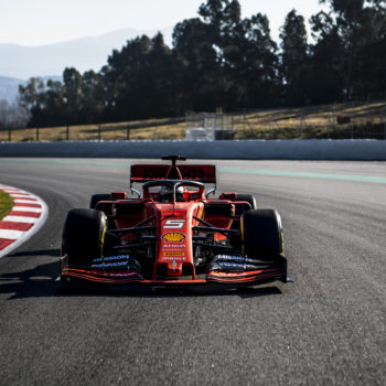 Vettel è il più veloce ed il più attivo a metà del Day 1 dei Test. Si insabbia Raikkonen, problemi per Haas