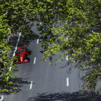 Tra tanto sporco e tanti errori le FP2 di Baku vanno a Leclerc. 2° Vettel, poi Hamilton