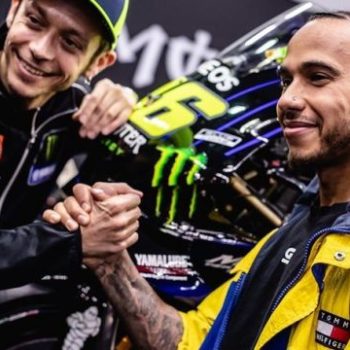 Si rompe il silenzio attorno allo scambio Rossi – Hamilton: ecco un primo video