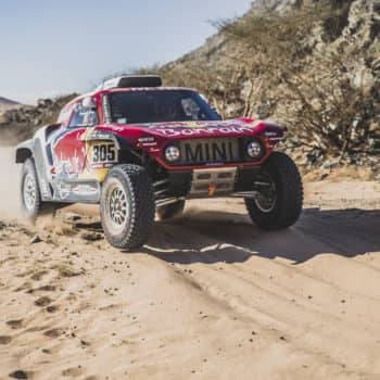 Nel Day 3 della Dakar Sainz e Brabec vincono e vanno in testa. Bene Alonso, fuori Van Beveren