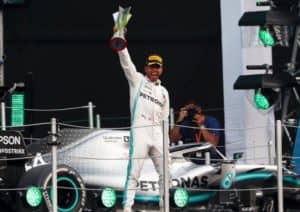 Lewis Hamilton che festeggia la vittoria in Messico