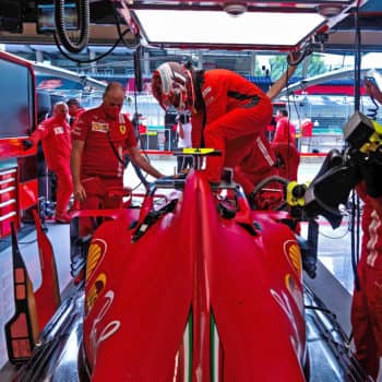 Ferrari, Vettel parla di “venerdì non così male” ma per Leclerc è “peggio di quanto ci aspettavamo”