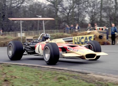 La Lotus 49, i primi alettoni visti in F1. L'alettone era alto apposta per cogliere unicamente aria pulita per generare carico.