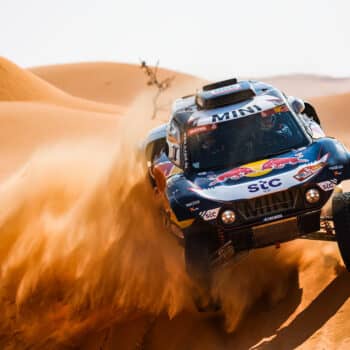 Sainz trionfa nella Stage 6 della Dakar, disastro per Loeb. Barreda vince, ma 1° ora è Price