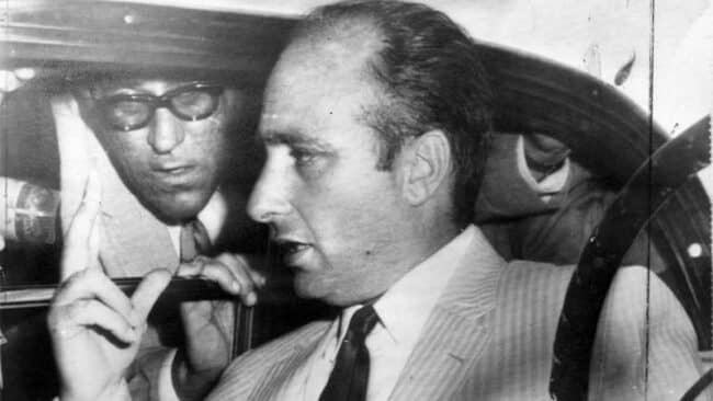 Fangio incalzato dai giornalisti in seguito al rilascio. Foto: Museo Fangio de Buenos Aires.