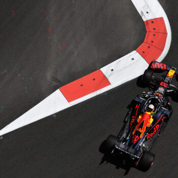 Max Verstappen si prende le FP1 di Baku davanti alle due Ferrari. 7° Hamilton