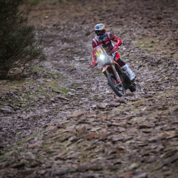 Nella Stage 3 della Dakar Chicherit sorprende e Sanders si conferma. Che caos tra le auto!