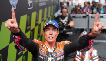 Espargaro festeggia vittoria barcellona 2023