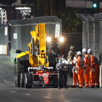 La FIA non concede la deroga alla Ferrari: Sainz sconterà una penalità per la batteria