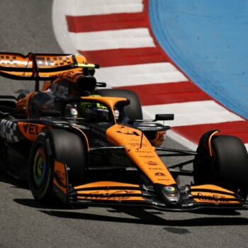 F1, Norris conquista le FP1 del GP di Spagna davanti a Verstappen e Sainz. Fatica Leclerc, 11°