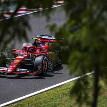 Sainz conquista le FP1 del GP d’Ungheria davanti a Verstappen e Leclerc. Male Perez e Aston Martin
