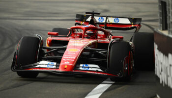 Leclerc si prende le FP1 del GP di Singapore davanti a Norris e Sainz. In difficoltà le Mercedes