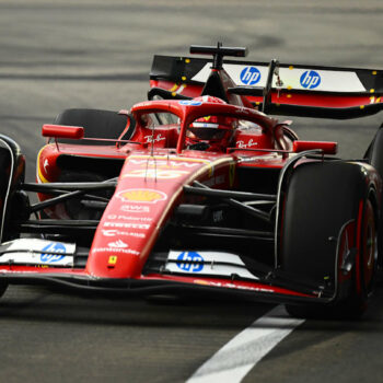 Leclerc si prende le FP1 del GP di Singapore davanti a Norris e Sainz. In difficoltà le Mercedes