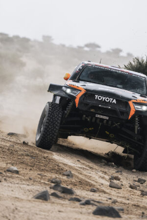 Nella Stage 8 della Dakar Lategan allunga, L. Benavides soccorre Quintanilla e vince