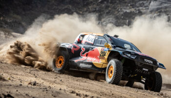 La Stage 1 della Dakar va a Quintero e Sanders. 7° Sainz, Al-Attiyah e Loeb giocano con la strategia