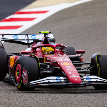 Hamilton davanti a tutti a metà del Day 2 dei test del Bahrain, si nascondono Piastri e Lawson