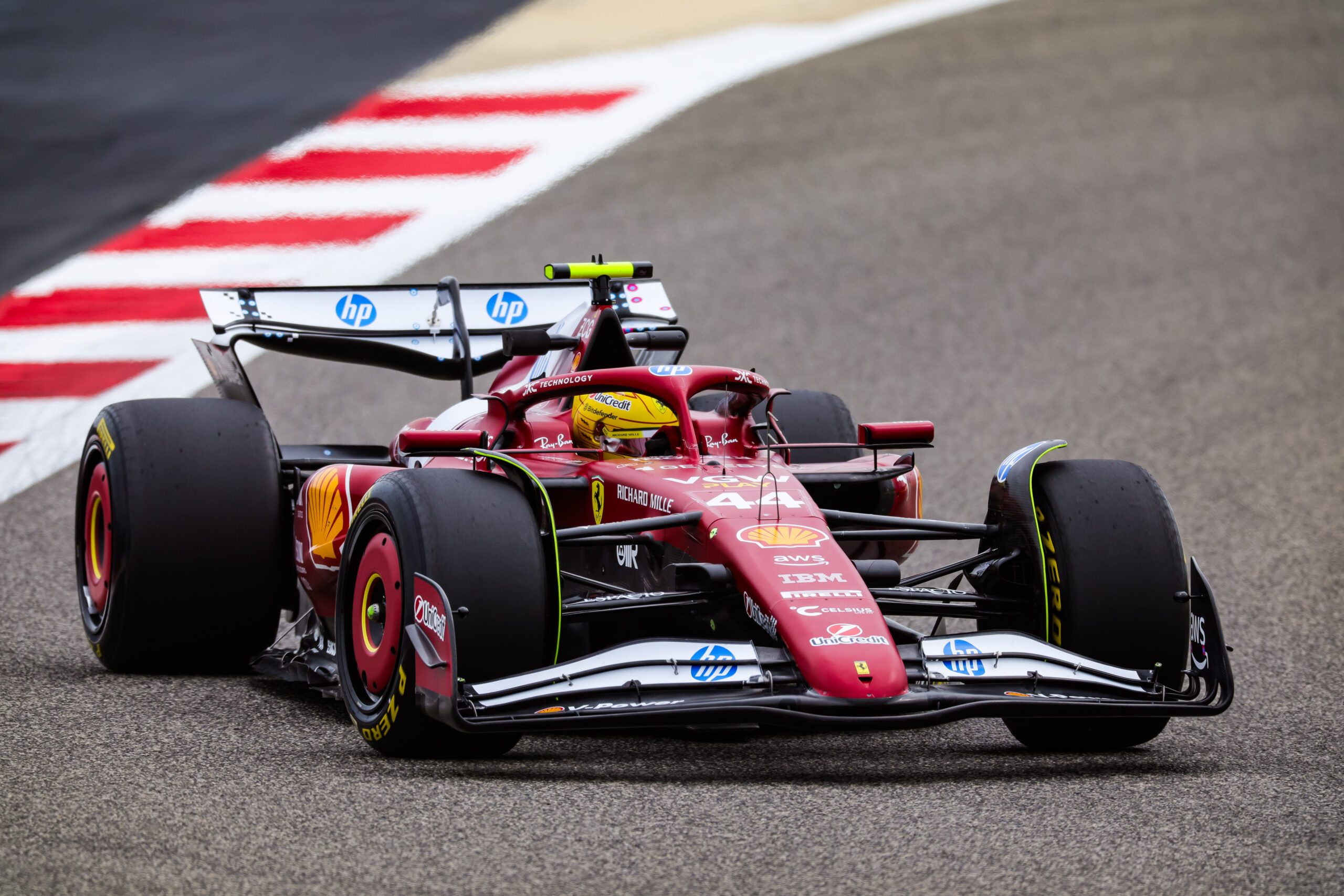 Hamilton davanti a tutti a metà del Day 2 dei test del Bahrain, si nascondono Piastri e Lawson